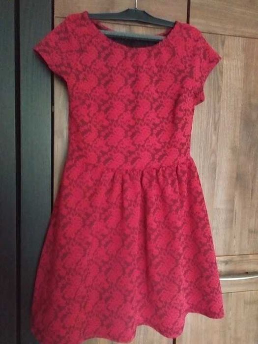 Wyjściowa sukienka w czerwone kwiaty