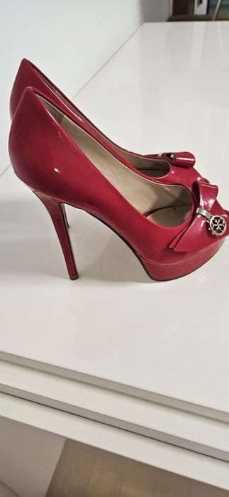Sapatos vermelhos guess