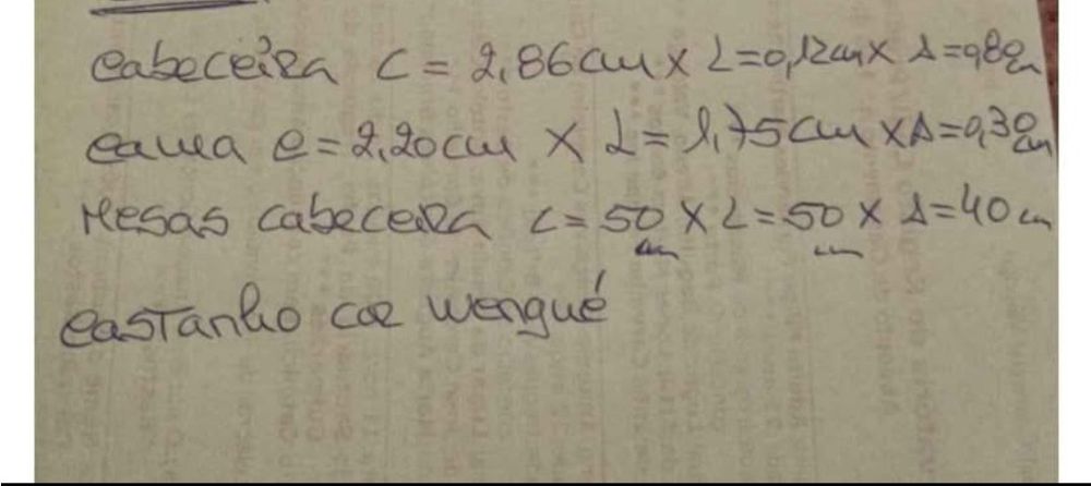Cama de casal com mesinhas de cabeceira.