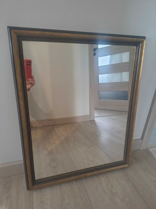 Efektowne lustro w stylu lekko rustykalnym