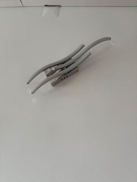 Mesa de centro oferecida via WhatsApp ou envie uma mensagem para o casal, sem português.