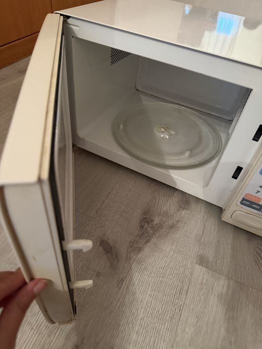 Microondas a trabalhar branco