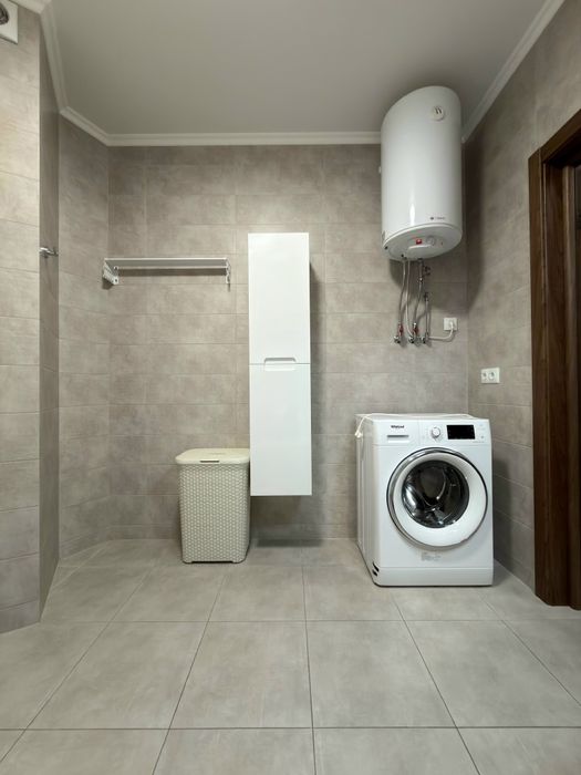Глушкова 9в, біля Виставкового центру, 1 кімнатна 54м2, є генератор