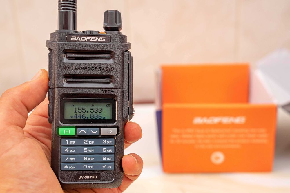 Walkie-talkie, radio amador.Baofeng UVR9 Pro
VHF/UHF
Robusto e á prova