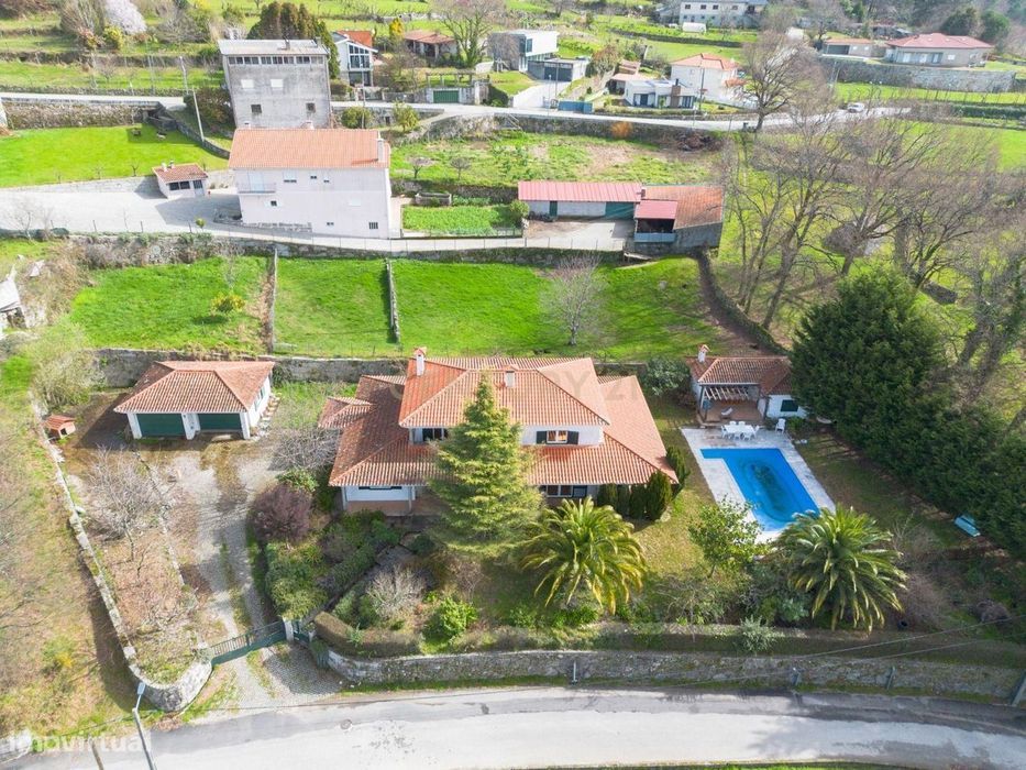 Moradia T5  com Piscina de Agua Salgada em Castro Daire