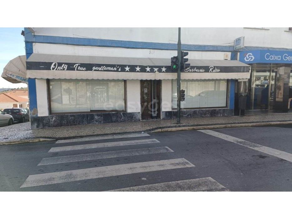 Loja espaçosa para comércio ou serviços na Avenida da Liberdade, Al... — Aljustrel E Rio De Moinhos, Beja