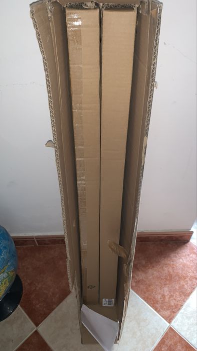 Dois estores de rolo black-out pretos