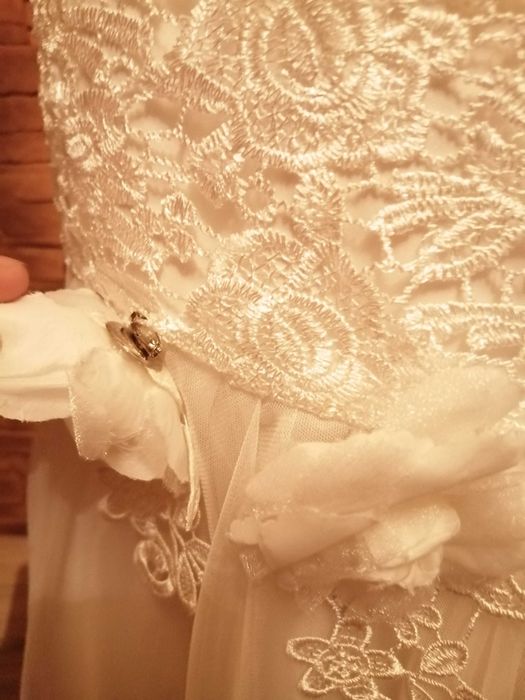 Piękna sukienka biała zdobiona dla dziewczynki