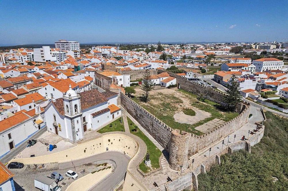 APARTAMENTO T1 COM POTENCIAL T1+1 | EDIFÍCIO ANCOROPE | CENTRO DE SINES