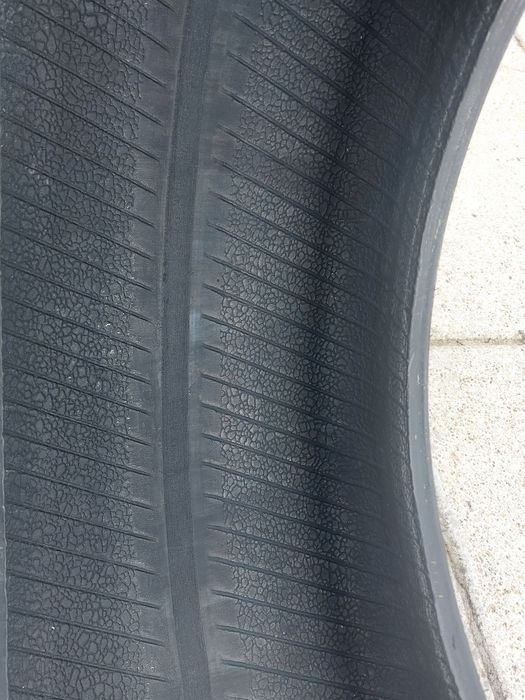 Pneus Goodyear RunFlat 225R18 e 255R18 (usados).