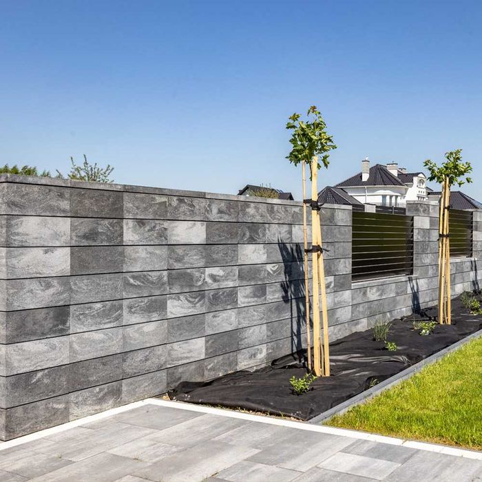 Pustaki ogrodzeniowe gładkie łupane daszki Styrobud Bruk-Bet montaż