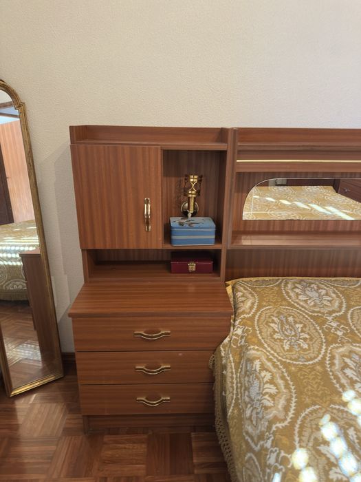 Cama de casal completa com cabeceira, 2 cómodas e colchão incluído
