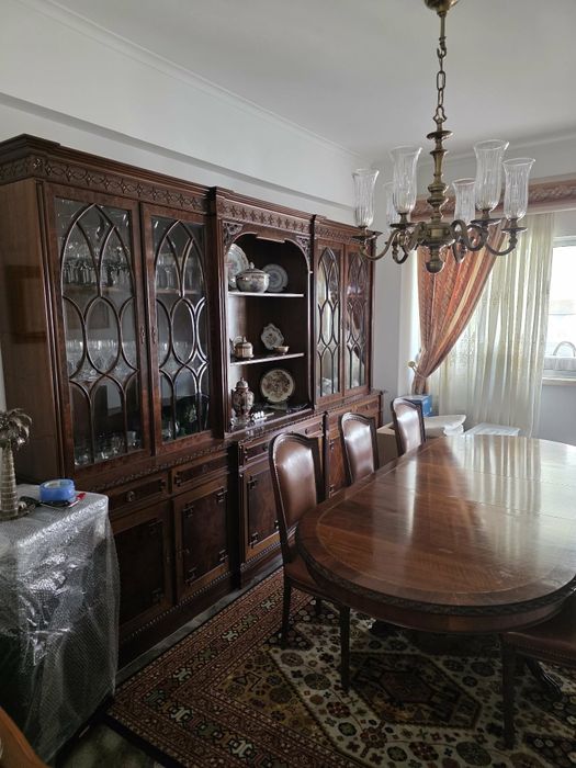 Movel de sala e Mesa com cadeiras em pele