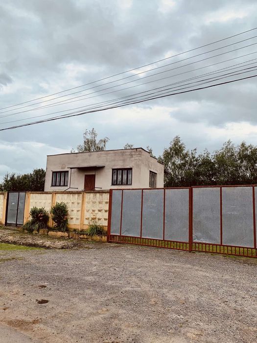 Будівля бувшого магазину з складськими приміщеннями