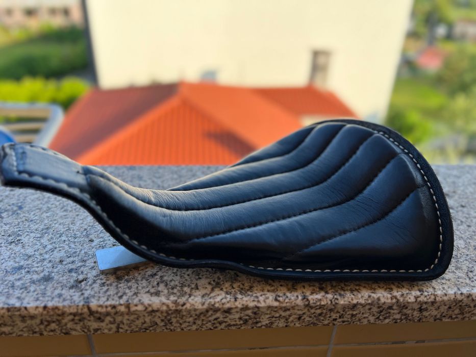 Banco Harley “seat on frame”