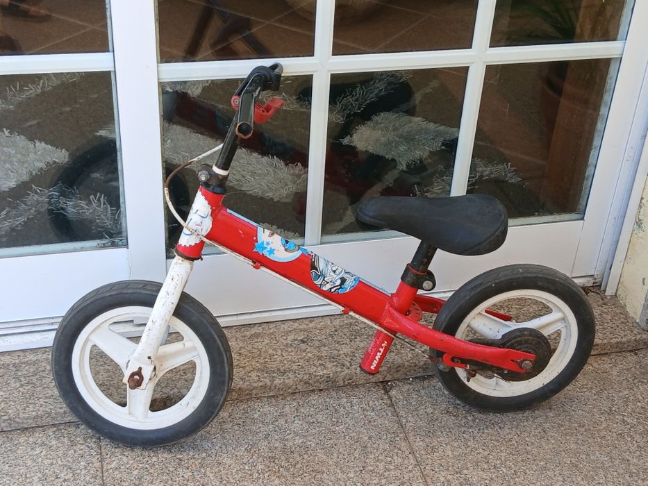 Vendo BICICLETA sem PEDAIS em metal a funcionar bem. Possibilidade de entrega