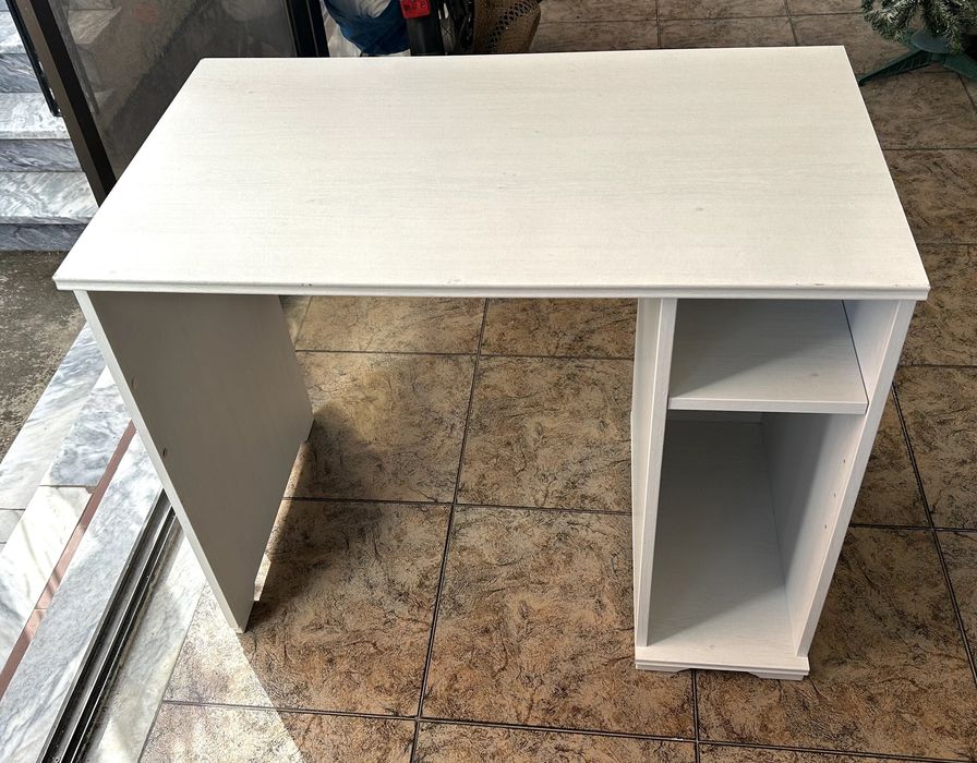 Secretária Branca com 2 Prateleiras