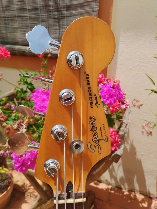 SQUIER Precision Bass Guitar / Guitarra Baixo