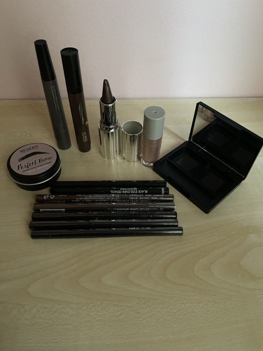 zestaw kosmetyków do makijażu oczu