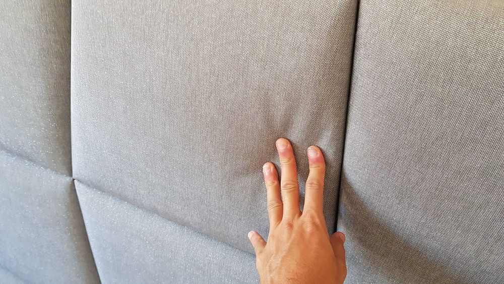 Cama de Casal Exclusiva em Madeira Maciça totalmente acolchoada - Design Premium