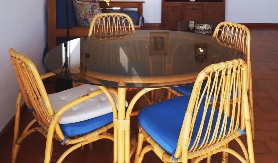 Mesa em vime com tampo em vidro anos 80