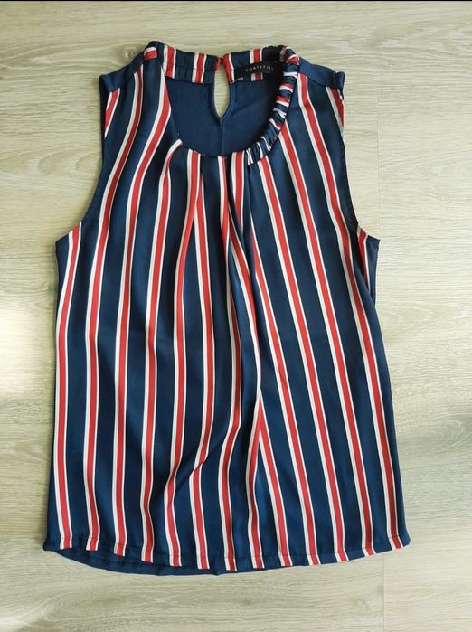 Blusa acetinada cavada às riscas S