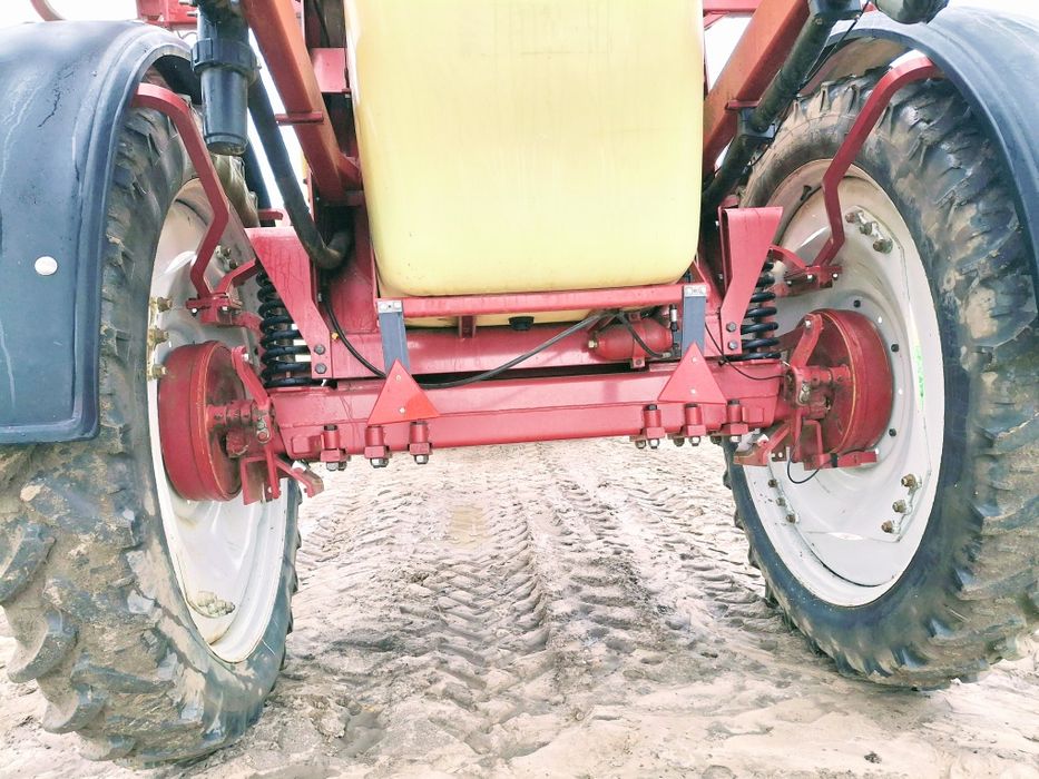 Opryskiwacz Hardi Commander Plus 2800l 24/21m Amortyzowana Oś stan BDB