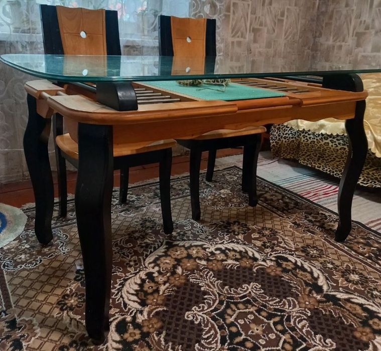 Стеклянный стол деревянный + четыре стула деревянных.