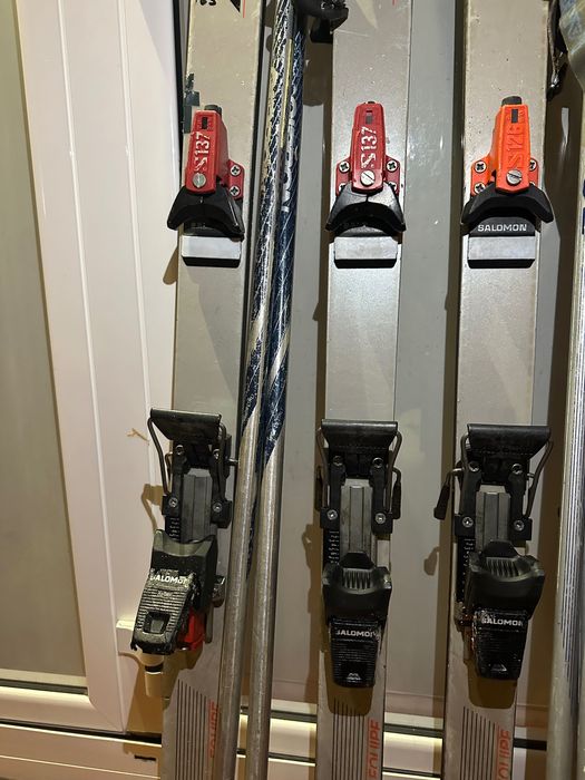 Skis Lange 165 cm e Kastle 160 cm (3 pares) com fixações Salomon e bastões