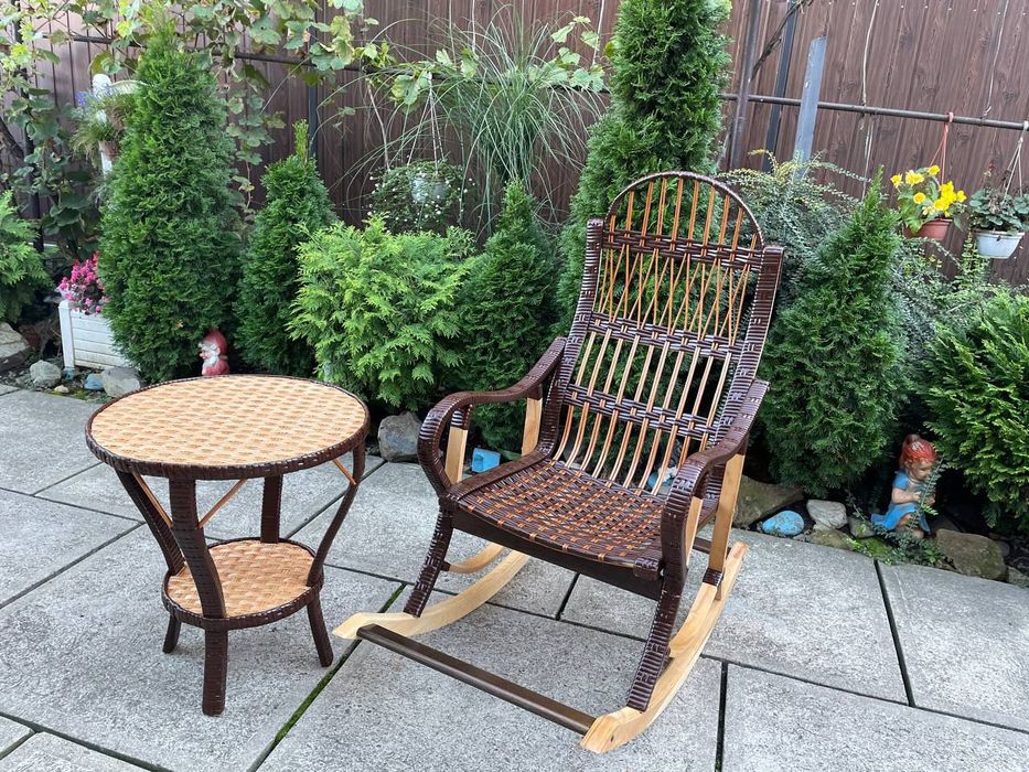 Крісло гойдалка плетене з лози, оплетене штучним ротангом