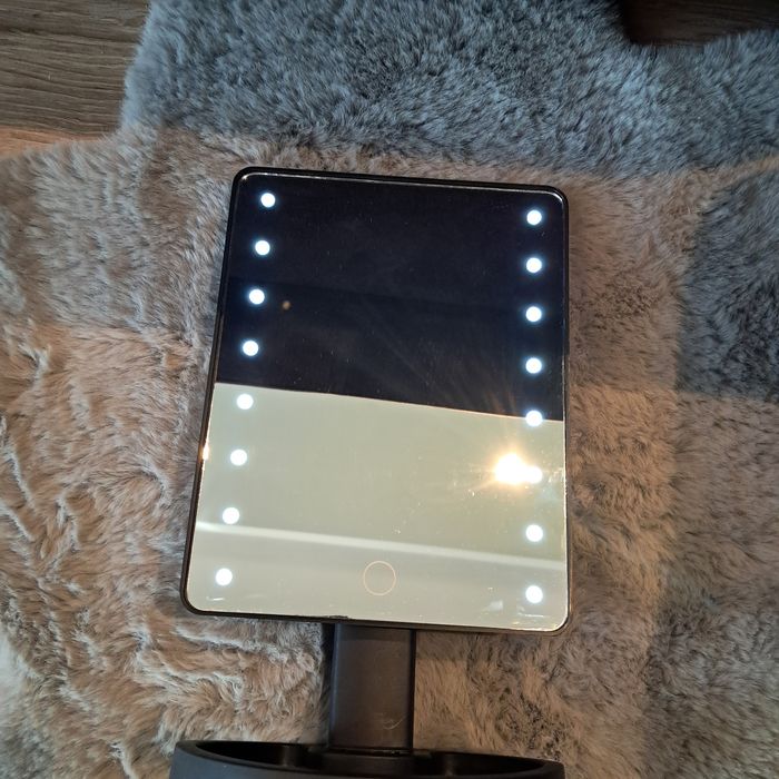 Lusterko do makijażu z oświetleniem