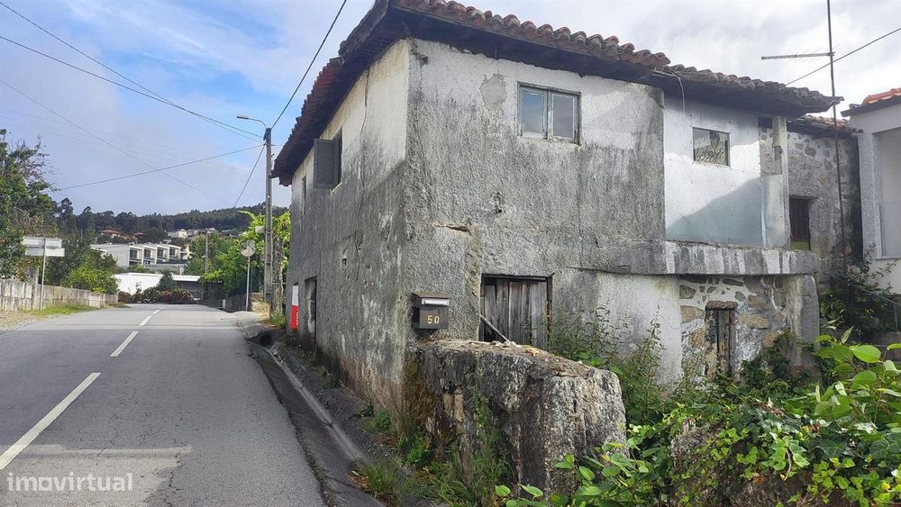 Moradia em pedra na vila de Arões São Romão