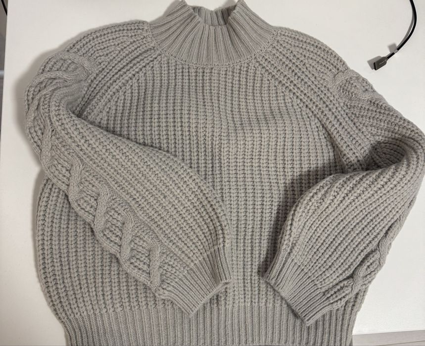 Szary sweter z grubym splotem