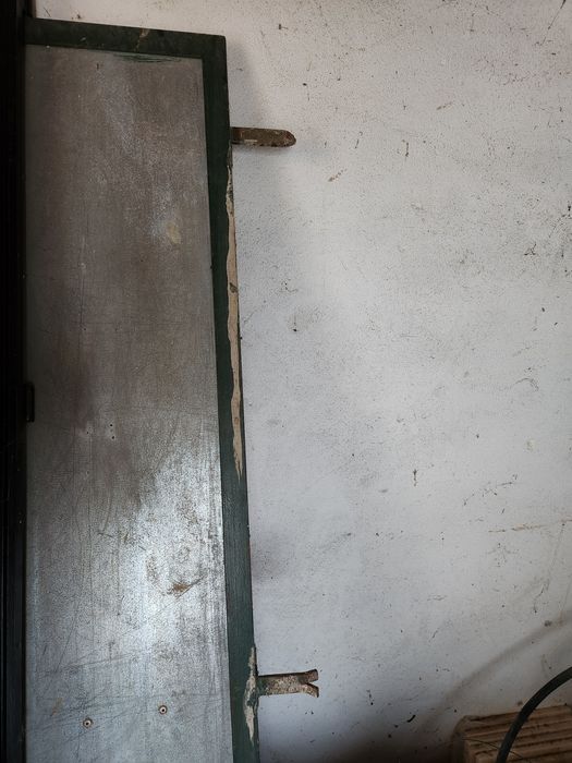 Porta galvanizada numa aldeia do Alandroal, freguesia de Terena.