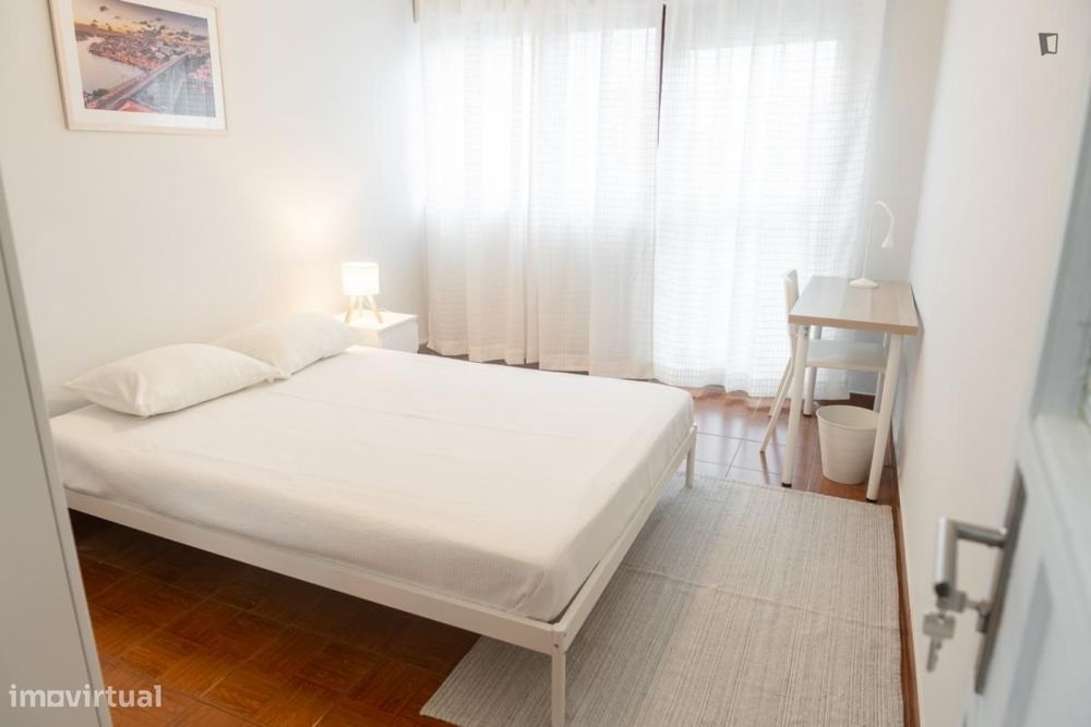 Quarto - localizado em Santa Marinha Porto