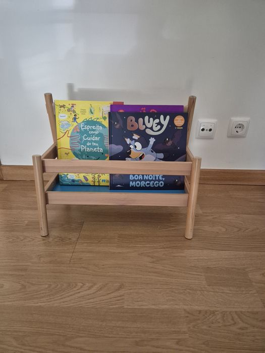 Estante livros IKEA criancas Flisat