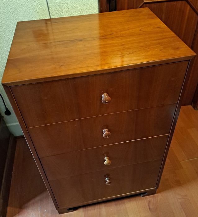 Camiseiro de madeira.