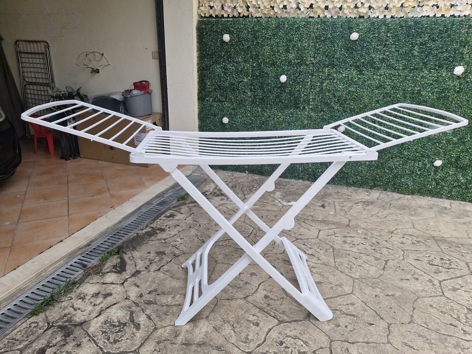 Estendal de chão desmontável com abas