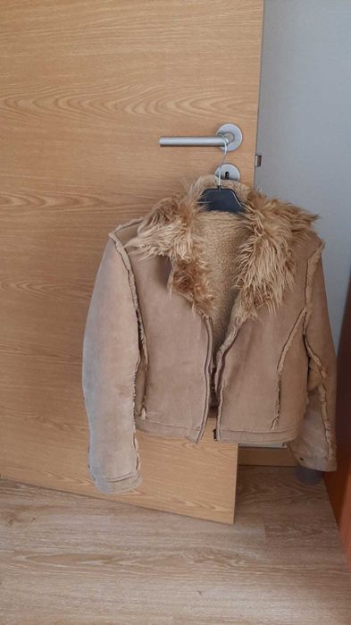 Casaco com pêlo no interior e na gola, como novo