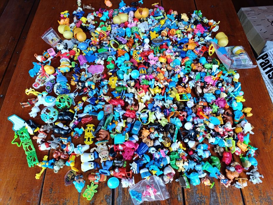 Величезний лот іграшок з кіндерів.