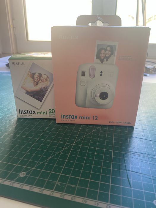 Instax Mini 12 + rolo ( equipamento novo nunca usado )