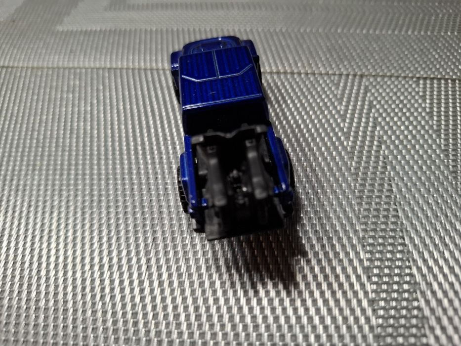 Hot wheels model samochodu skala 1:64