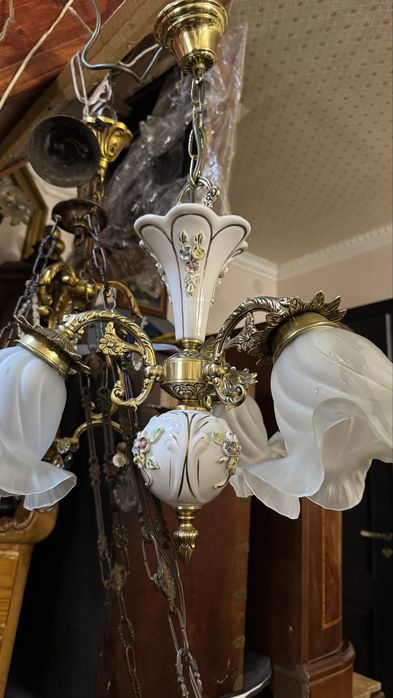 Люстра фарфоровая с бронзой, стекло матовое фигурное, Италия