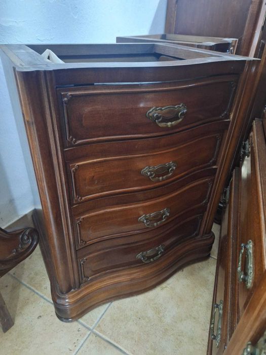 Cama casal comoda e mesas cabeceira