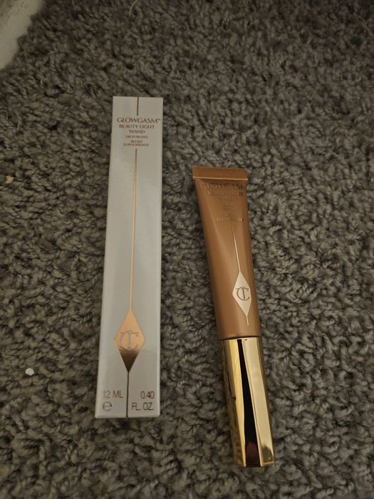 Rozświetlacz w tubce Charlotte Tilbury