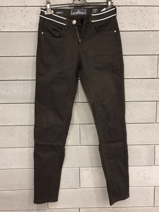 Czarne spodnie jeansowe