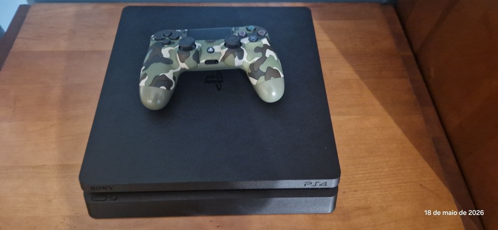 Vendo PS4 1TB com pouco uso