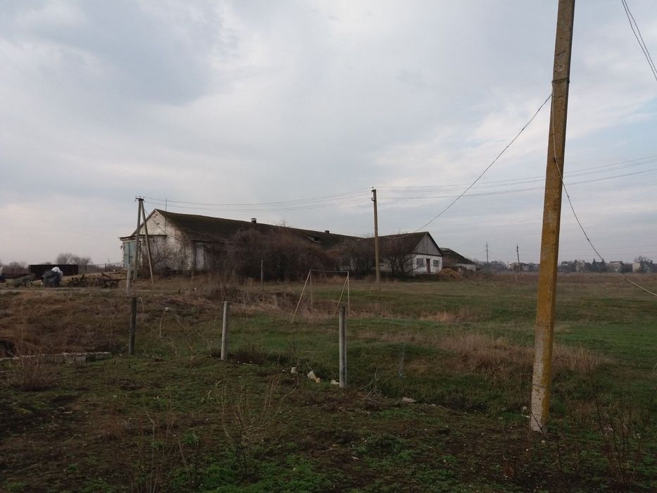Продається будівля  та будинок. Оренда не розглядається.