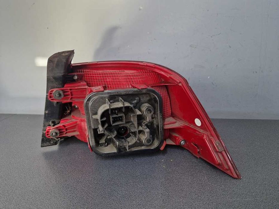 Volkswagen Passat B7 Sedan Lampa Lewy Tył