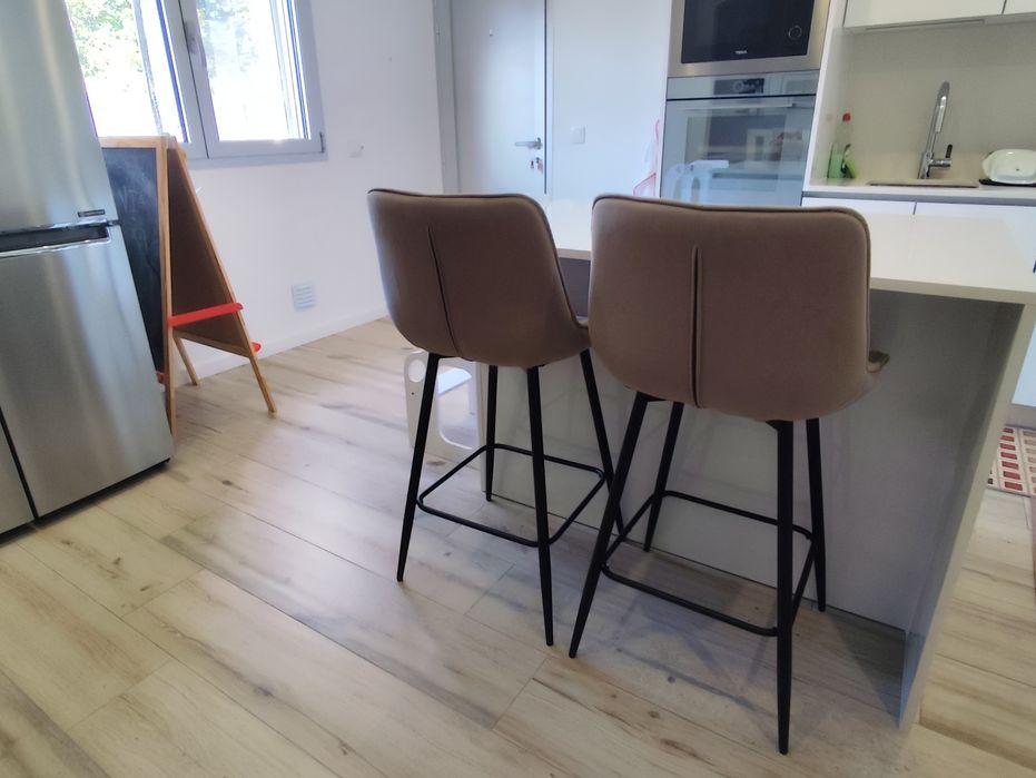 Conjunto de 2 Bancos Altos de Ilha / Bar em Veludo Bege (Como Novos)